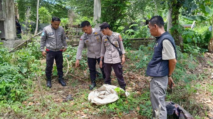PENEMUAN JASAD BAYI - Polisi mendatangi tempat kejadian perkara (TKP) penemuan jasad bayi di Kelurahan Bebanga, Kecamatan Kalukku, Kabupaten Mamuju, Sulawesi Barat, Selasa (17/2/2026).