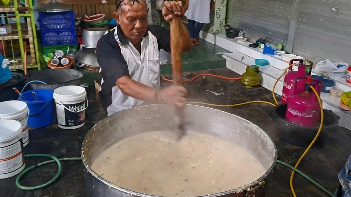 Bubur samin khas Banjar yang dibagikan cuma-cuma setiap bulan suci di Masjid Darussalam Solo