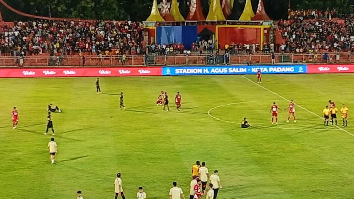 BRI SUPER LEAGUE - Suasana Stadion Haji Agus Salim usai laga Semen Padang FC kontra Malut United, Jumat (20/2/2026) malam. Papan skor menunjukkan hasil akhir 2-2 setelah Kabau Sirah menyamakan kedudukan di masa injury time babak kedua, disaksikan ribuan suporter yang memadati tribun.