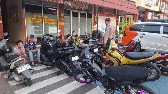 PENGAMANAN RAMADAN- Tim gabungan Polresta Padang mengamankan 14 pelaku balap liar dan 10 unit roda dua di kawasan Taman Melati, Kota Padang, Kamis (19/2/2026). Polresta Padang akan terus melakukan pengawasan agar pelaksanaan ibadah ramadan bisa berjalan aman dan lancar.