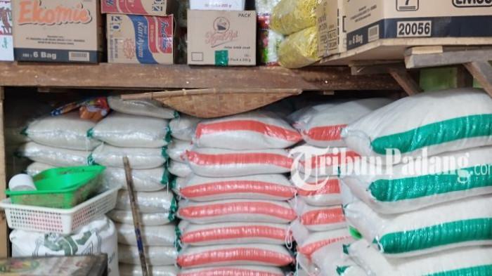 HARGA BAHAN POKOK - Lapak pedagang beras, Isma di Pasar Raya, Kampung Jao, Kecamatan Padang Barat, Kota Padang, Jumat (20/2/2026). Pedagang mengaku harga beras cenderung normal pada hari kedua puasa Ramadan di Pasar Raya Padang.