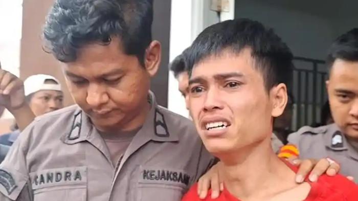 NANGIS DITUNTUT MATI : Terdakwa kasus penyelundupan sabu seberat 2 ton, Fandi Ramadhan menangis usai dituntut hukuman mati, Kamis (5/2/2026). Tribunbatam.id/Ucik Suwaibah