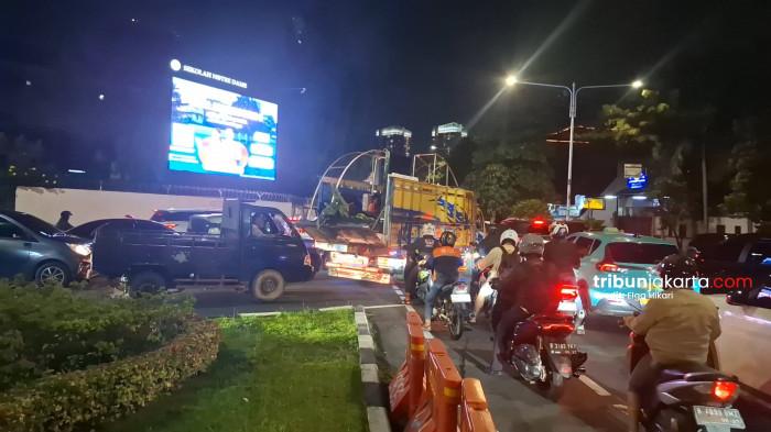 MACET PANJANG PURI KEMBANGAN - Imbas genangan di perempatan Puri Kembangan, Jakarta Barat, arus lalu lintas di kawasan Kembangan, Jumat (20/2/2026) malam macet total.TRIBUNJAKARTA.COM/ELGA PUTRA