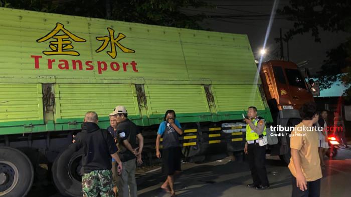 TRUK TERPEROSOK - Truk yang jeblos ke selokan di kawasan Puri Kembangan, tepatnya dekat Brits Hotel Puri Indah, Kembangan, Jakarta Barat belum juga dievakuasi sampai, Jumat (20/2/2026) malam. TRIBUNJAKARTA.COM/ELGA PUTRA