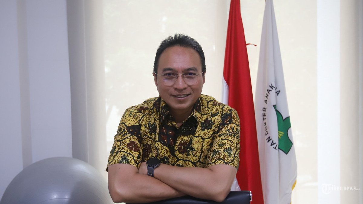 WAWANCARA EKSKLUSIF - Dokter konsultan jantung anak senior sekaligus Ketua Ikatan Dokter Anak Indonesia (IDAI) Piprim Basarah Yanuarso saat ditemui di Gedung IDAI Jakarta, Rabu (18/2/2026). Pada kesempatan tersebut dr Piprim menyampaikan bahwa dirinya diberhentikan setelah sebelumnya sempat dimutasi secara paksa. Ia menduga, mutasi dan pemecatan ini berkaitan dengan sikapnya yang dianggap tidak kooperatif terhadap kolegium bentukan Kemenkes. Tribunnews/Jeprima