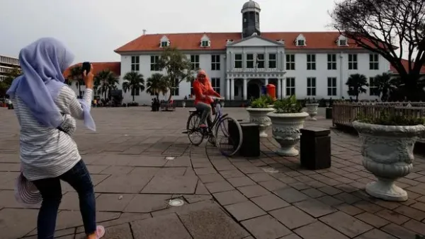 Wisatawan berwisata di halaman Museum Fatahillah Kawasan Kota Tua, Jakarta, Senin (4/2/2013). Pemerintah Provinsi DKI Jakarta melakukan penataan PKL disekitar Museum Fatahillah serta mempercantik kawasan Kota Tua tersebut guna menjaga keindahan dan ketertiban demi kenyamanan pengunjung.