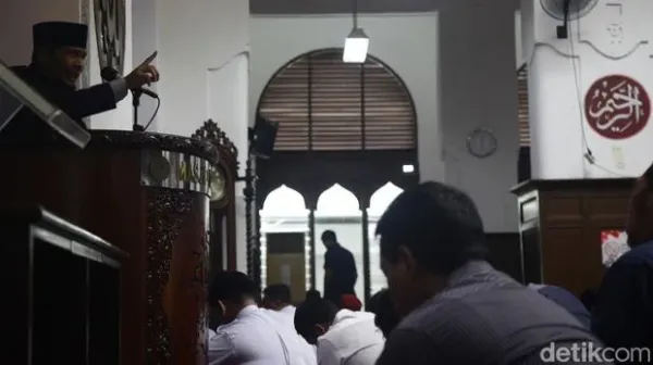 Umat Islam melakukan salat sunnah, mendengarkan ceramah di Masjid Cut Meutia, Menteng, Jakarta, Rabu (13/4/2024).