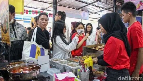 Hari pertama puasa Ramadan 1447 Hijriah berlangsung meriah. Warga tumpah ruah memadati Pasar Benhil, Jakarta Pusat, Kamis (19/2/2026), untuk berburu takjil jelang waktu berbuka puasa.