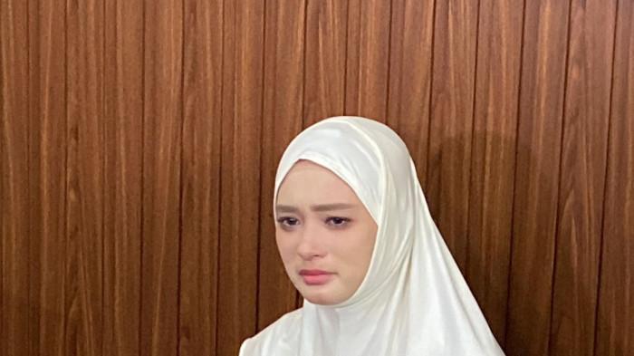KASUS INARA RUSLI - Inara Rusli ketika ditemui di kawasan Pluit, Jakarta Utara, Jumat (28/11/2025). Inara menangis meminta maaf sudah bikin gaduh karena kasus perselingkuhan. (Tribunnews.com/Fauzi Alamsyah).