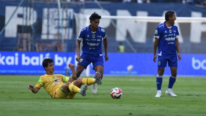 KUASAI BOLA - Bek Persib Bandung, Kakang Rudianto, menguasai bola setelah berduel dengan pemain Persebaya Surabaya pada laga pekan kelima Super League 2025-2026 di Stadion Gelora Bandung Lautan Api, Kota Bandung, Jumat (12/9/2025) sore.