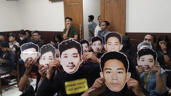 WAJAH: Pengunjung sidang mengenakan topeng berwajah Reza Shendy Pratama, mahasiswa Amikom Yogyakarta dan Affan Kurniawan, driver ojek online yang meninggal dunia Agustus 2025 saat mengikuti sidang pleidoi Perdana Arie Putra Veriasa, Rabu (18/2/2026).