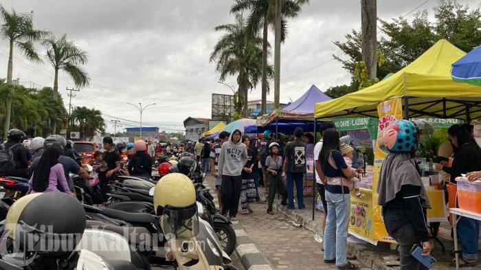 BERBURU TAKJIL - Warga memadati kawasan Alun-Alun Nunukan, Kabupaten Nunukan, Kalimantan Utara, pada hari pertama Ramadan, Kamis (19/2/2026). Sejak sore, masyarakat berburu aneka takjil untuk berbuka puasa yang dijajakan pedagang kaki lima di sepanjang area alun-alun.