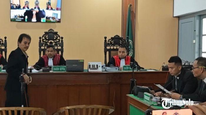 GUGATAN IJAZAH JOKOWI - Penggugat Citizen Lawsuit (CLS) ijazah Mantan Presiden Jokowi menghadirkan Roy Suryo dan Rismon Sianipar dalam sidang Rabu (18/2/2026) di PN Solo. Penggugat menghadirkan saksi ahli, termasuk Roy Suryo dan Rismon Sianipar, dan menuntut agar Jokowi hadir secara langsung untuk menunjukkan ijazahnya.