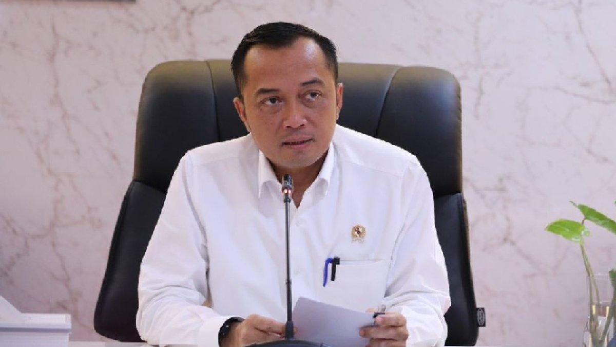 REAKSI ISTANA - Potret Menteri Sekretaris Negara (Mensesneg) Prasetyo Hadi dalam konferensi pers di Jakarta, Senin (17/3/2025). Baru-baru ini Prasetyo Hadi tanggapi soal teror yang diterima Ketua BEM UGM.