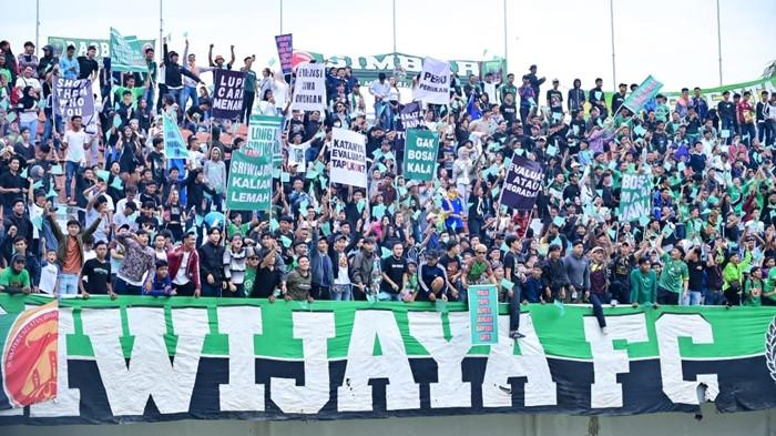 DUKUNGAN SINGA MANIA - Massa kelompok suporter militan Singa Mania memberikan dukungan dan kritik pada laga kandang Sriwijaya FC di Stadion Gelora Sriwijaya Jakabaring Palembang musim kompetisi Pegadaian Championship 2025/26 yang belum meraih kemenangan.