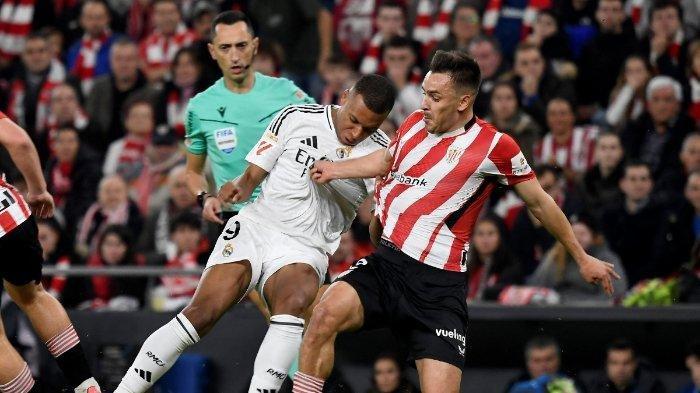 PEMAIN ATHLETIC BILBAO- (Arsip) Pemain depan Real Madrid asal Prancis #09 Kylian Mbappe berebut bola dengan pemain bertahan Athletic Bilbao asal Spanyol #02 Andoni Gorosabel selama pertandingan sepak bola Liga Spanyol antara Athletic Club Bilbao dan Real Madrid CF di stadion San Mames di Bilbao pada tanggal 4 Desember 2024. (ANDER GILLENEA / AFP)