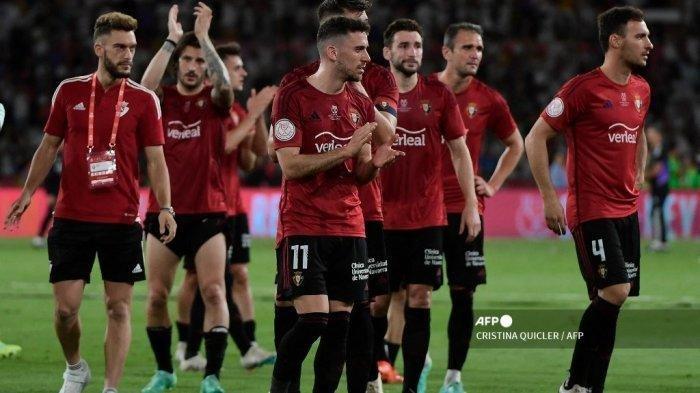 OSASUNA MENANG TIPIS - Para pemain Osasuna bereaksi pada akhir pertandingan sepak bola final Copa del Rey (Piala Raja) Spanyol antara Real Madrid CF dan CA Osasuna di stadion La Cartuja di Seville pada 6 Mei 2023. (CRISTINA QUICLER /AFP)