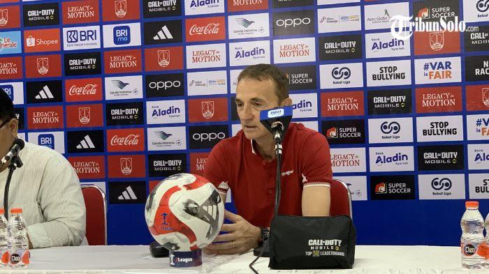 TAMPIL MENYERANG - Pelatih Persis Solo, Milomir Seslija dalam jumpa pers, Jumat (20/2/206). Ia tegaskan akan bermain menyerang untuk raih kemenangan perdana di kandang saat menjamu PSBS Biak di Stadion Manahan, Sabtu (21/2/2026) besok.