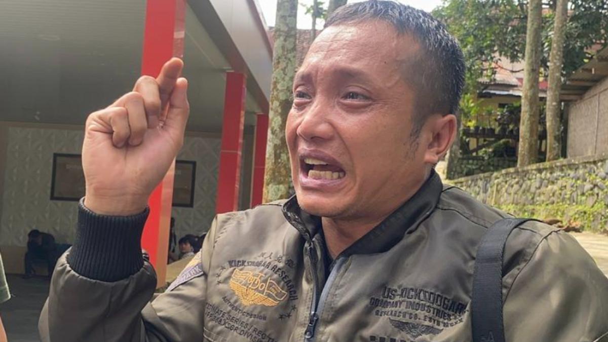 Anwar Satibi (38 tahun) Ayah korban dari bocah berinisial NS (12 tahun), Nangis tersedu saat menceritakan anaknya yang kini meninggal. Jumat (20/2/2026) siang