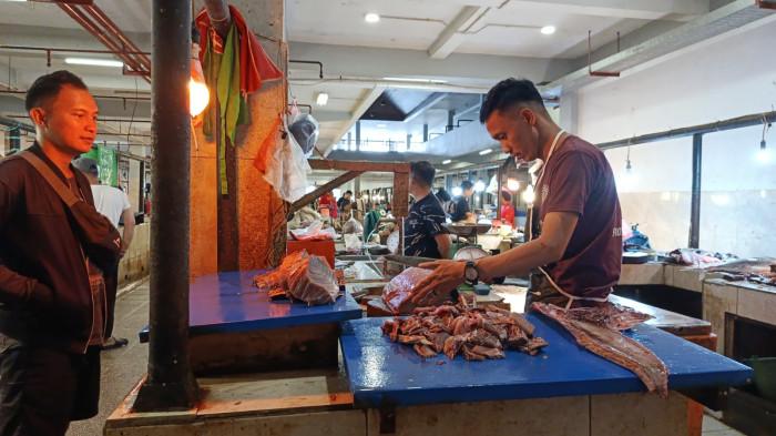 HARGA DAGING-- Suasana penjual daging dan ikan di Pasar Sentral Kota Gorontalo, Provinsi Gorontalo Sabtu (21/2/2026). 