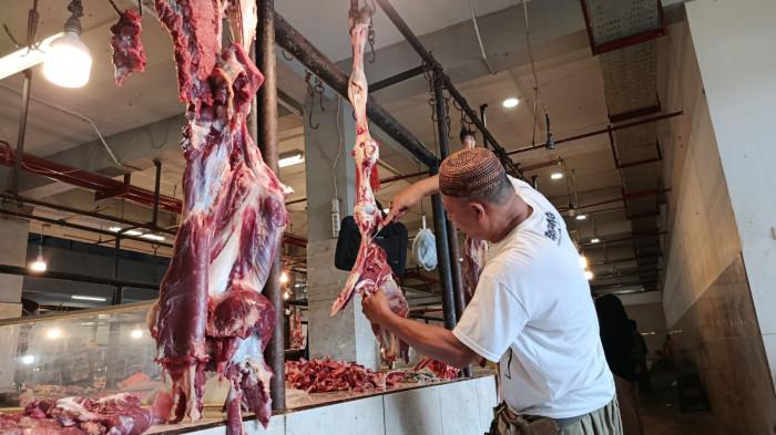HARGA DAGING-- Suasana penjual daging dan ikan di Pasar Sentral Kota Gorontalo, Provinsi Gorontalo Sabtu (21/2/2026). 