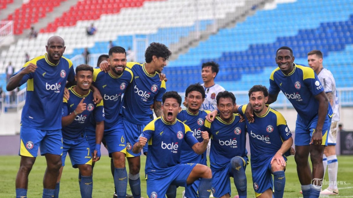 Para pesepakbola Arema FC berselebrasi usai menjebol gawang tim Persijap Jepara dalam laga lanjutan Super League 2025-2026 di Stadion Kanjuruhan, Kabupaten Malang, Jawa Timur, Senin (2/2/2026). Arema FC berhasil mengalahkan tim tamu Persijap Jepara dengan skor 1-0. SURYA/PURWANTO