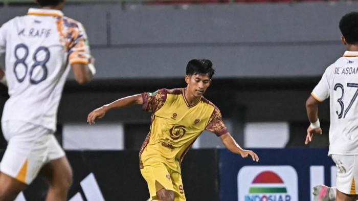 SRIWIJAYA FC VS PERSIKAD - Starting XI Sriwijaya FC vs Persikad Depok. Sriwijaya FC kembali harus menelan pil pahit usai takluk dari Persikad Depok dengan skor 2-1 di Stadion Patriot Candrabhaga, Jumat (20/2/2026) malam. Kekalahan ini membuat posisi Laskar Wong Kito semakin terpuruk di papan klasemen.