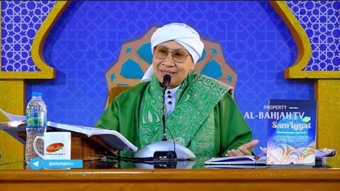 Buya Yahya saat menjelaskan soal hukum menoleh saat sedang shalat. (YOUTUBE/AL-BAHJAH TV)