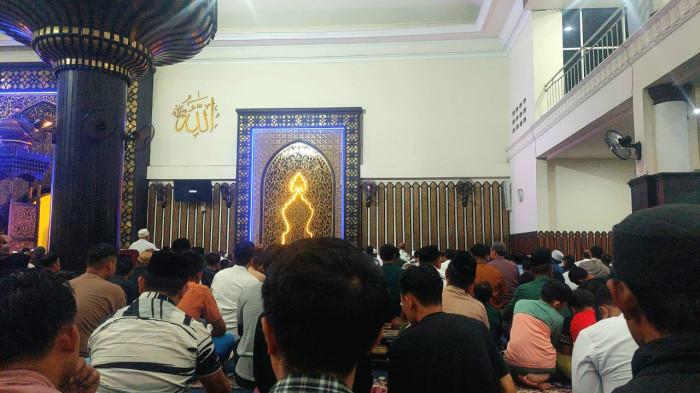 PUASA RAMADAN -- Suasana salat isya di Masjid Agung Baiturrahman Limboto, Kabupaten Gorontalo. Simak jadwal berbuka puasa dan salat lima waktu hari ini, Jumat (20/2/2026).