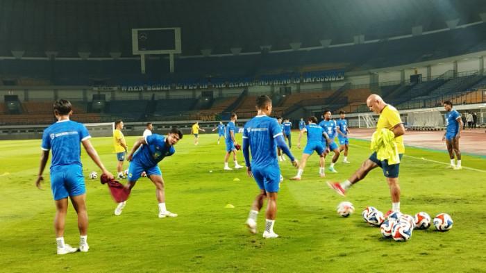 LATIHAN MALAM - Persib Bandung melakukan latihan perdana pada bulan Ramadhan, di Stadion GBLA, Kota Bandung, Kamis (19/2/2025) malam. Latihan malam dilakukan karena ada pergeseran jadwal selama Bulan Ramadhan, serta banyaknya pemain yang menunaikan ibadah puasa,