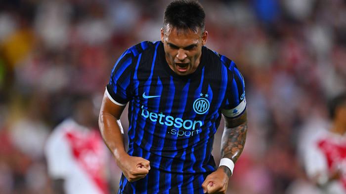 KECOH BEK LAWAN - Selebrasi Lautaro Martinez ketika mencetak gol pada laga uji coba Inter Milan melawan AS Monaco, di Stade Louis II, Sabtu (9/8/2025). Kapten Nerazzurri itu sanggup mengecoh Thilo Kehrer untuk mencatatkan namanya di papan skor. (inter.it)