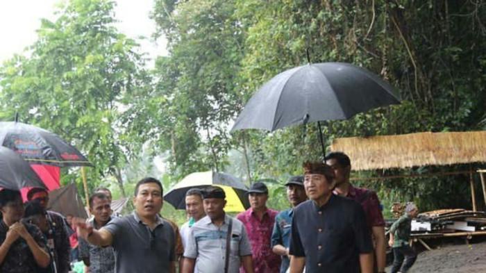 Kenangan: Bupati Gianyar ke-9, Anak Agung Gde Agung Bharata (dipayungi) saat menjabat sebagai bupati di tahun 2017 silam.