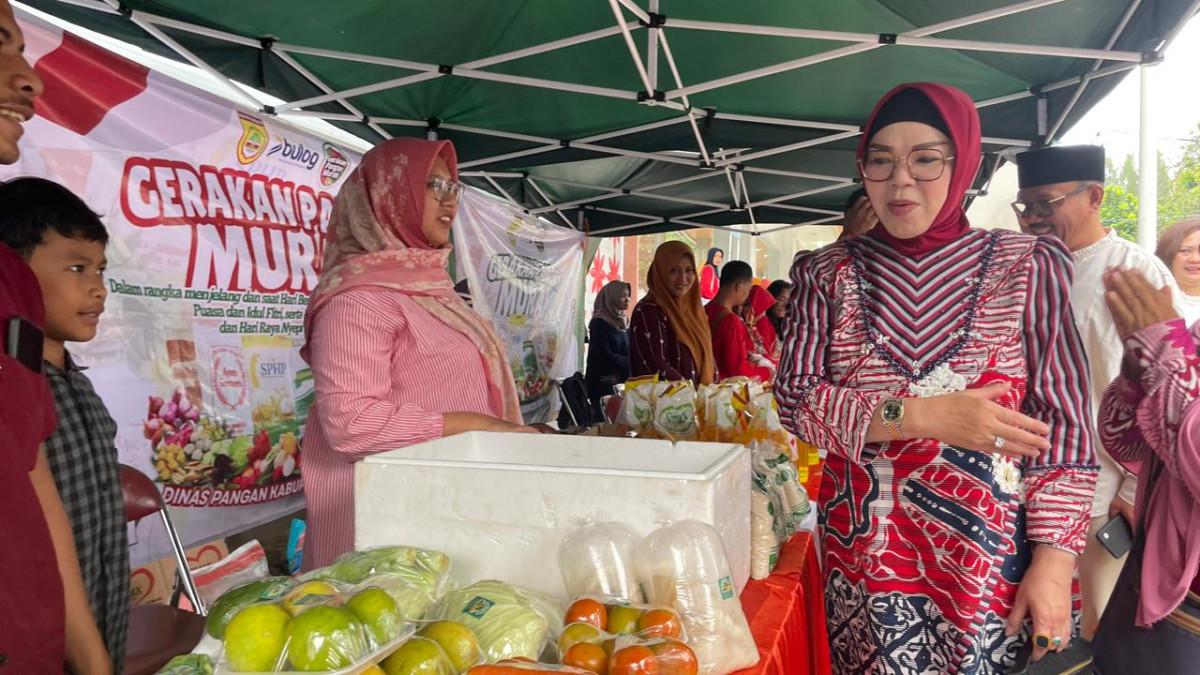 EVENT SI SUKOHARJO - Momen Bupati Sukoharjo, Etik Suryani berkeliling di setiap stand di Kampung Ramadan 2026.