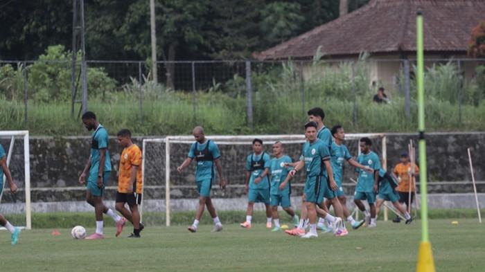 LATIHAN - Pemain PSS Sleman saat menjalani latihan tim di Lapangan Pakembinangun, Sleman beberapa waktu lalu. 