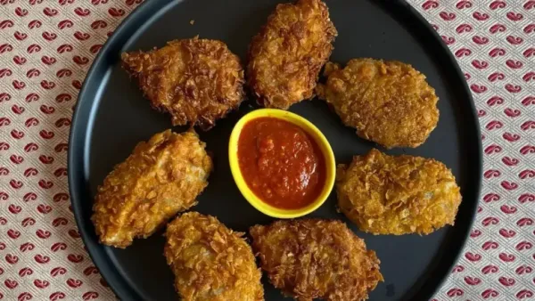 momos served on plate with ketch up