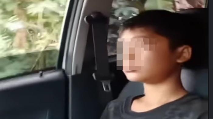 BOCAH DIANIAYA IBU TIRI - NS (12) tewas dianiaya ibu tirinya di Desa Bojongsari, Kecamatan Jampangkulon, Kabupaten Sukabumi, Jawa Barat. Beredar momen terakhirnya saat berjalan dengan sang ayah.