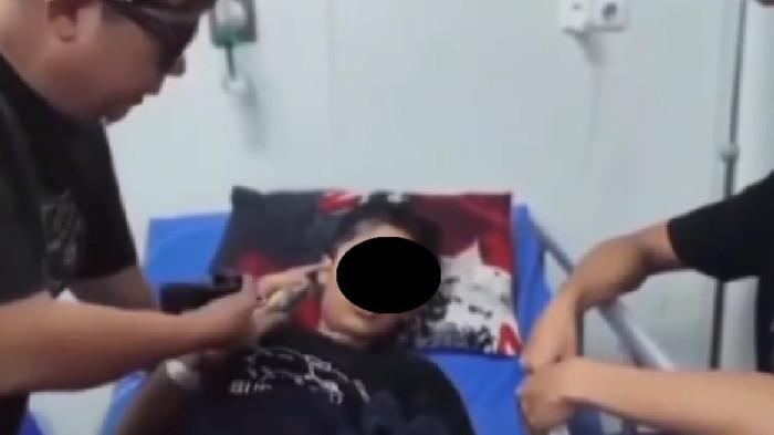 TUNJUK IBU TIRI - Momen NS, bocah 12 tahun yang tewas di Sukabumi menunjuk ibu tiri sebagai penyebab lukanya, Jumat 20 Februari 2026. (Tribun Jabar/capture video/dian herdiansyah)