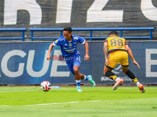 Beckham Putra Nugraha (kiri) sedang menguasai bola dalam laga pekan ke-17 Super League 2025/2026 antara Persib Bandung versus Persija Jakarta di Stadion Gelora Bandung Lautan Api, Bandung, Jawa Barat, Minggu (11/1/2026).