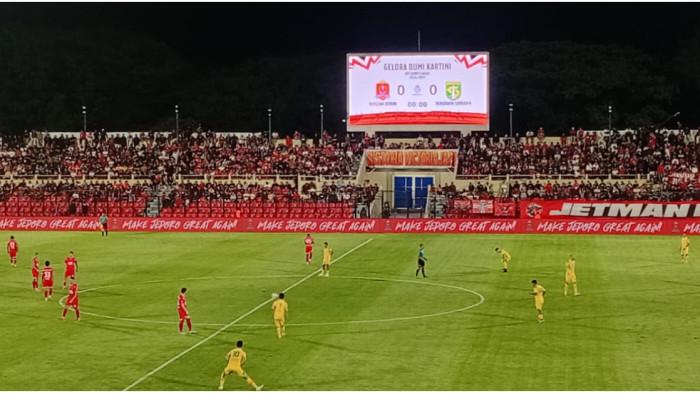 KICK OFF PERTANDINGAN - Pemain Persijap Jepara (baju merah) melawan pemain Persebaya Surabaya (baju kuning) di Stadion Gelora Bumi Kartini Jepara, Sabtu (21/2/2026). Persijap menurunkan duo Borja memperkuat posisi tengah.