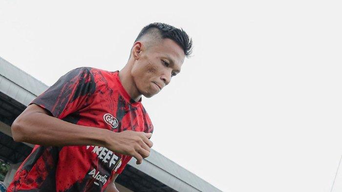 Eky Taufik pemain Persis Solo sedang melakoni sesi latihan jelang pertandingan kontra Bhayangkara FC pada lanjutan pekan ke-21 Liga 1 Indonesia.