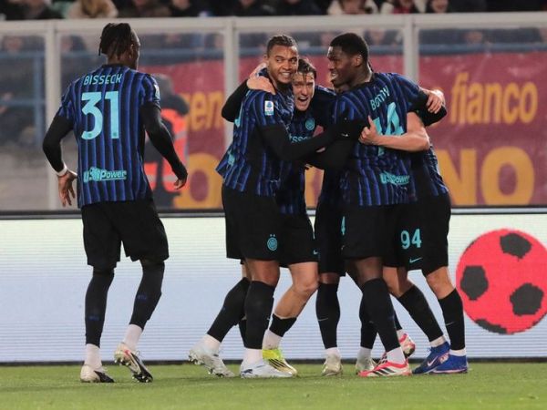 Para pemain Inter Milan merayakan gol ke gawang Lecce dalam laga Liga Italia di Stadion Via del Mare yang mengukuhkan posisi mereka di puncak klasemen (21/2/2026).