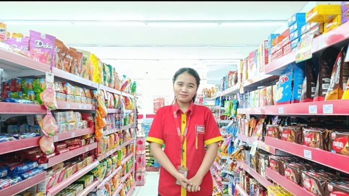 KARYAWAN MINIMARKET — Sasmita Amrain, karyawan Alfamat di Kota Gorontalo. Sasmota menceritakan aktivitasnya di tengah ramadan. (TribunGorontalo.com/Jefry Potabuga)