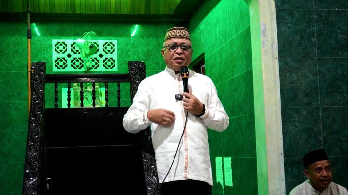 SAFARI RAMADAN — Bupati Gorontalo, Sofyan Puhi sast berpidato di depan jemaah Masjid Arridla, Desa Luwo'o, Kecamatan Talaga Jaya, Sabtu (21/2/2026) malam. Pemkab Gorontalo menggelar Safari Ramadan hari kedua. (Sumber Foto: Fajri A. Kidjab)