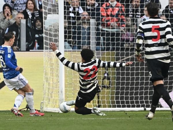 Gelandang Como, Maxence Caqueret (kiri) berhasil mencetak gol kedua untuk timnya ke gawang Juventus saat membawa I Lariani memimpin 2-0 pada laga yang berlangsung di Stadion Allianz, Sabtu (21/2/2026) malam WIB.