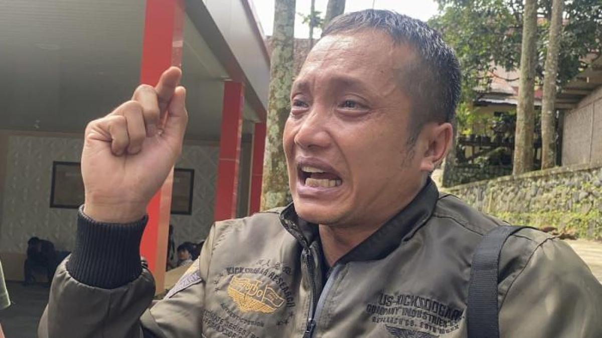 MENANGIS - Anwar Satibi (38 tahun) Ayah korban dari bocah berinisial NS (12 tahun), Nangis tersedu saat menceritakan anaknya yang kini meninggal. Jumat (20/2/2026) siang.