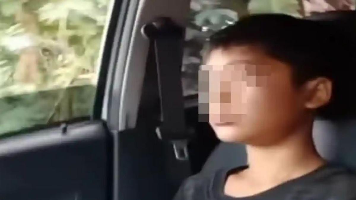 DIANIAYA IBU TIRI - NS (12) tewas dianiaya ibu tirinya di Desa Bojongsari, Kecamatan Jampangkulon, Kabupaten Sukabumi, Jawa Barat. Beredar momen terakhirnya saat berjalan dengan sang ayah.