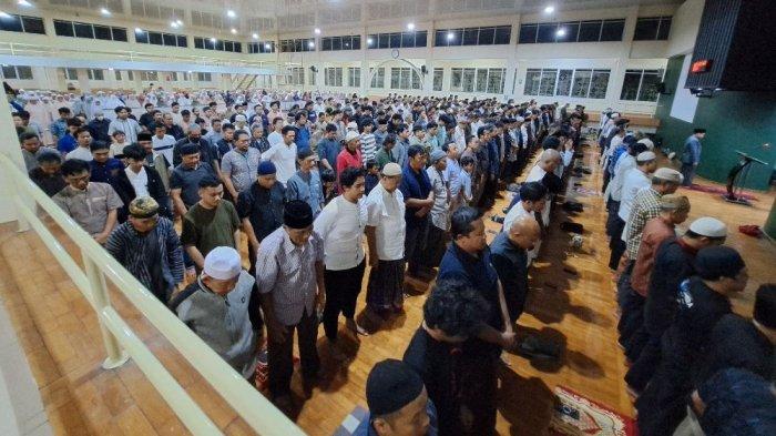 Ratusan warga Muhammadiyah menyambut Bulan Suci Ramadan 1445 H dengan melaksanakan rangkaian ibadah salat tarawih berjemaah di Masjid Raya Mujahidin, Kota Bandung, Minggu (10/3/2024).