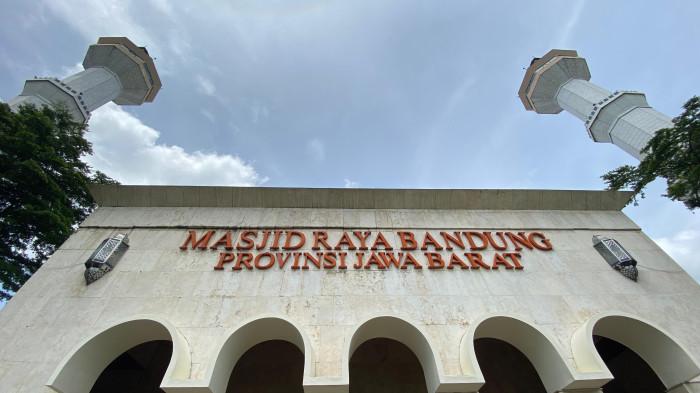 MASJID RAYA BANDUNG - Bagian depan Masjid Raya Bandung. Dua tower di masjid ini akan diaktifkan untuk menutup biaya operasional.