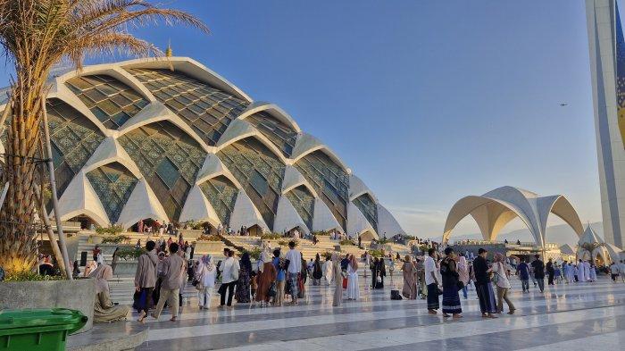 Ribuan jamaah melaksanakan salat Iduladha 1445 H/2024 di Masjid Raya Al Jabbar, Gedebage, kota Bandung, Senin (17/6/2024).