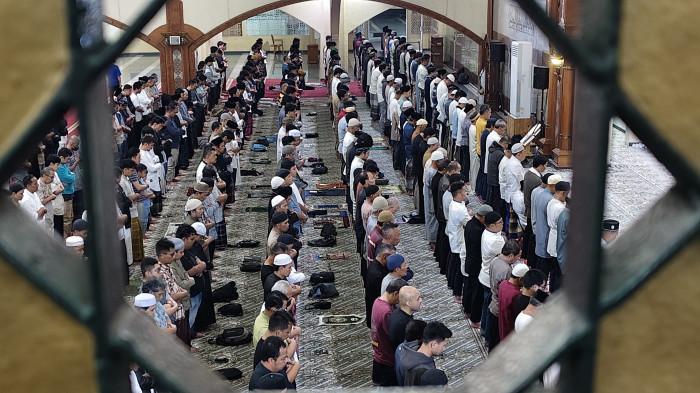 TARAWIH PEPRDANA - Suasana malam pertama tarawih di Masjid Pusdai mulai terasa berbeda sejak selepas Magrib, Rabu 18 Februari 2026. Lampu-lampu halaman menyala terang, memantulkan cahaya pada dinding masjid yang dipadati jemaah. 